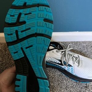 Mens Brooks tennis shoes